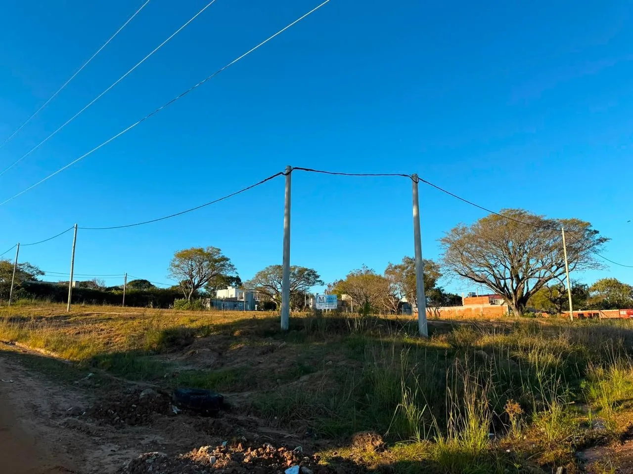 El terreno desde la calle, con el cartel de venta