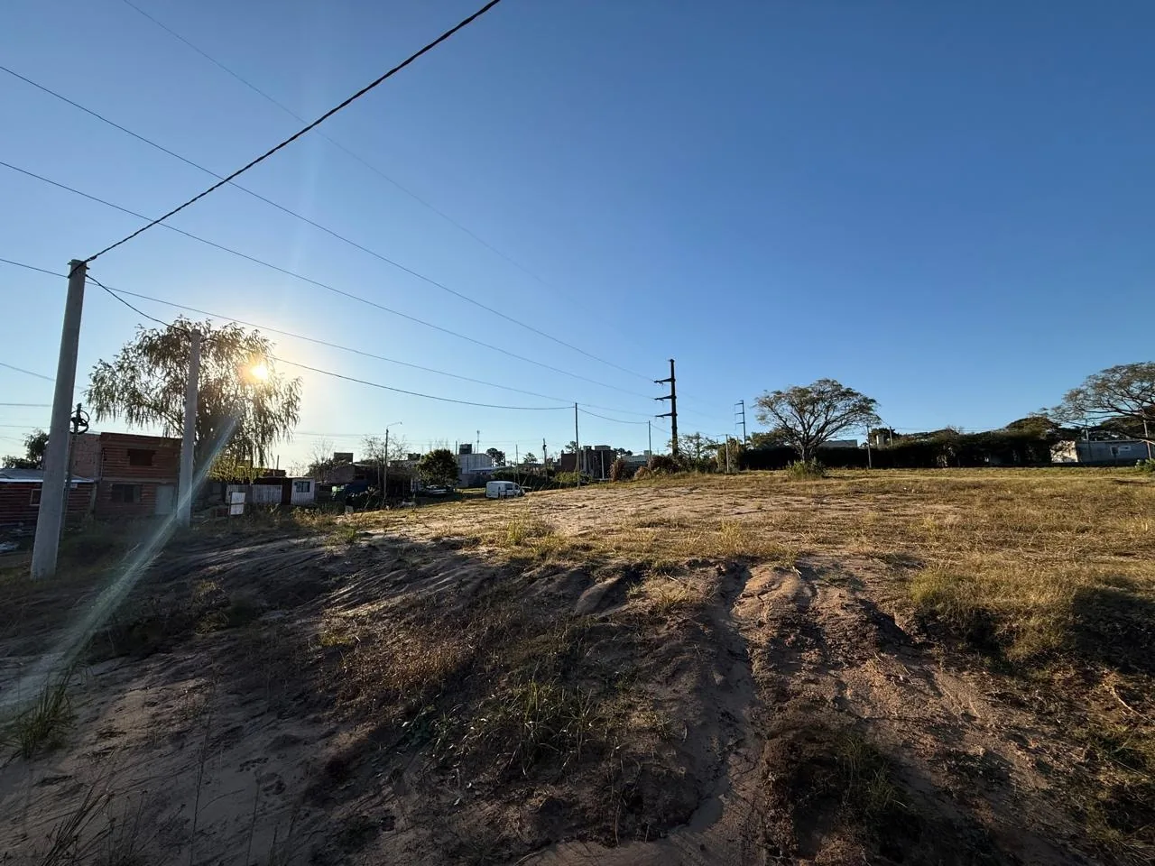 El terreno y la calle, a contraluz