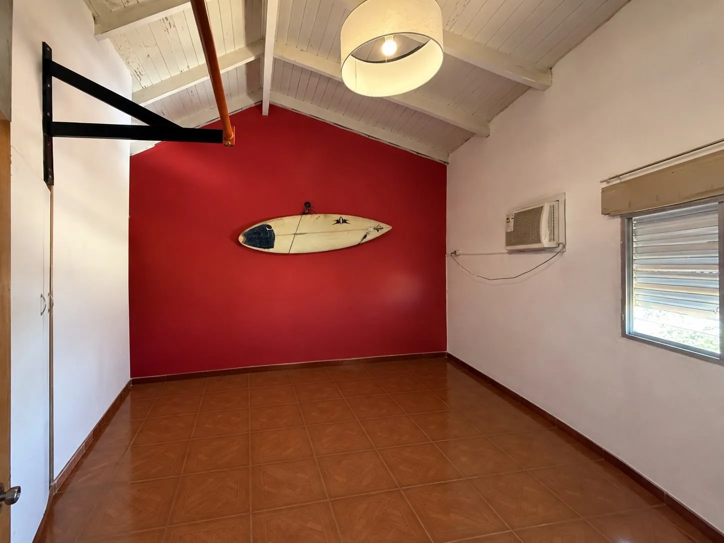 El mismo dormitorio hacia el placard, con aire acondicionado y techo a dos aguas