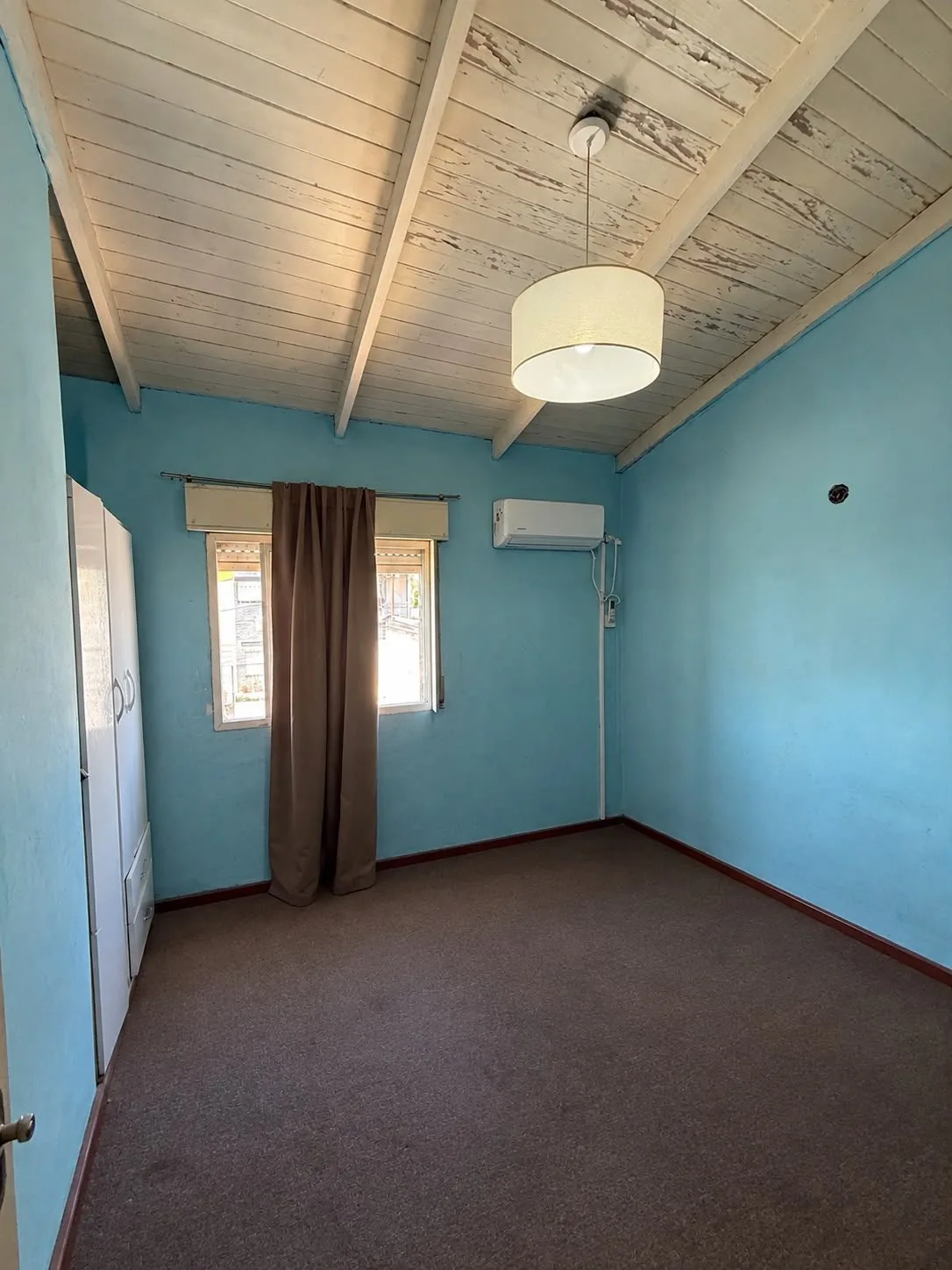 El segundo dormitorio, hacia la ventana