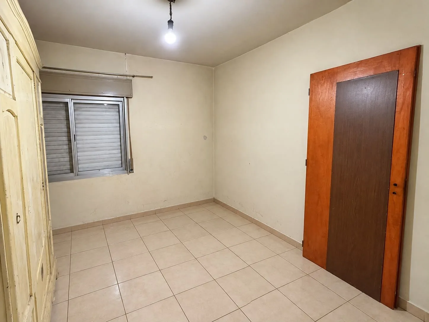 El tercer dormitorio, en planta baja, con ventana y piso cerámico; también puede usarse como oficina o escritorio