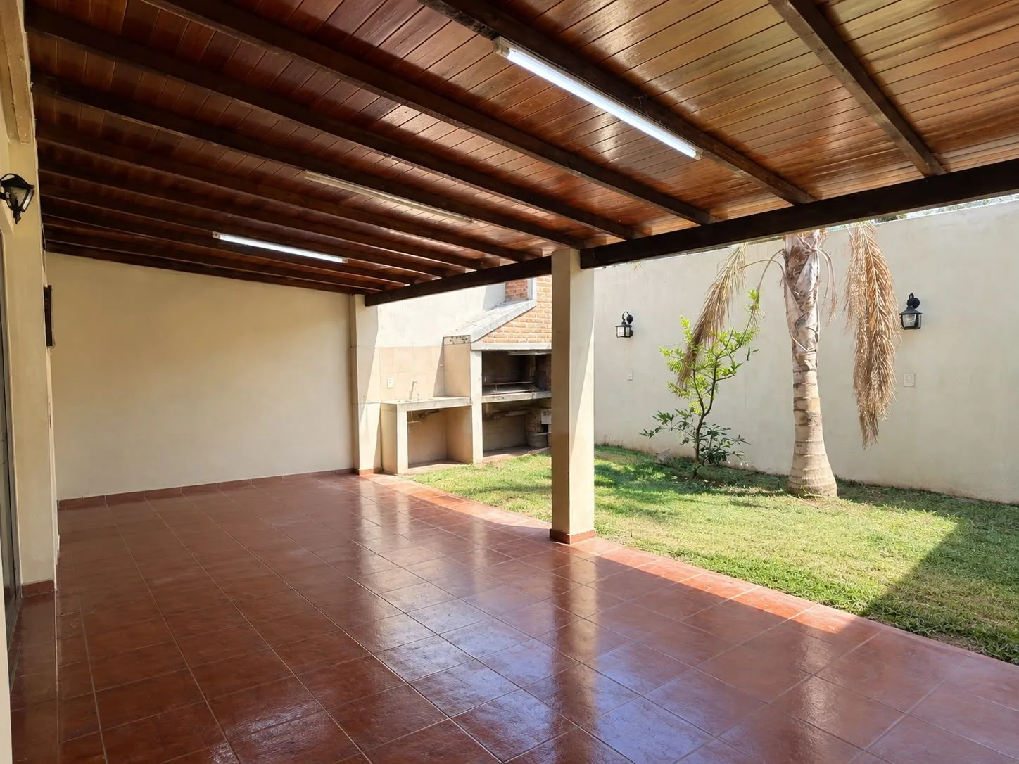 Galería con parrilla y jardín de la casa de Morrogh Bernard 434