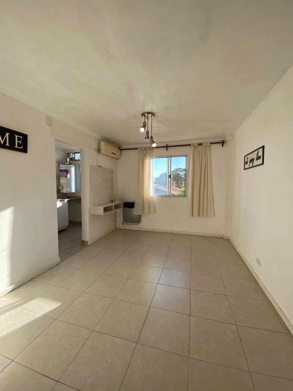Living comedor de San Juan 1358, con ventana al frente