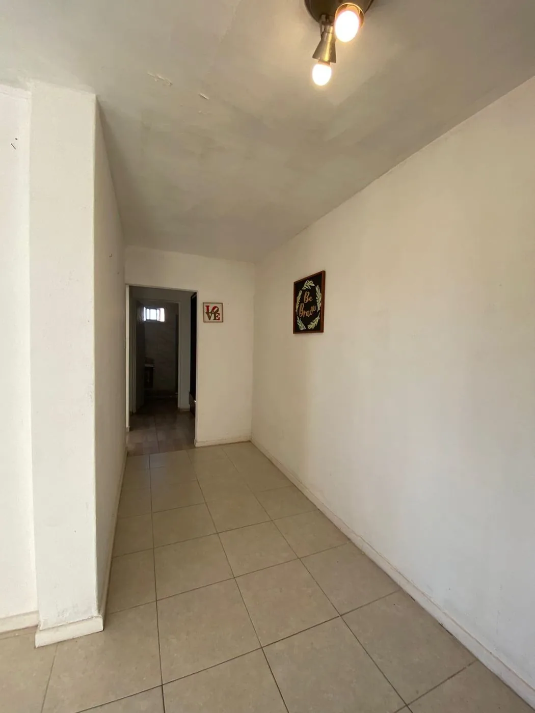 El pasillo que separa la zona social de los dormitorios y el baño
