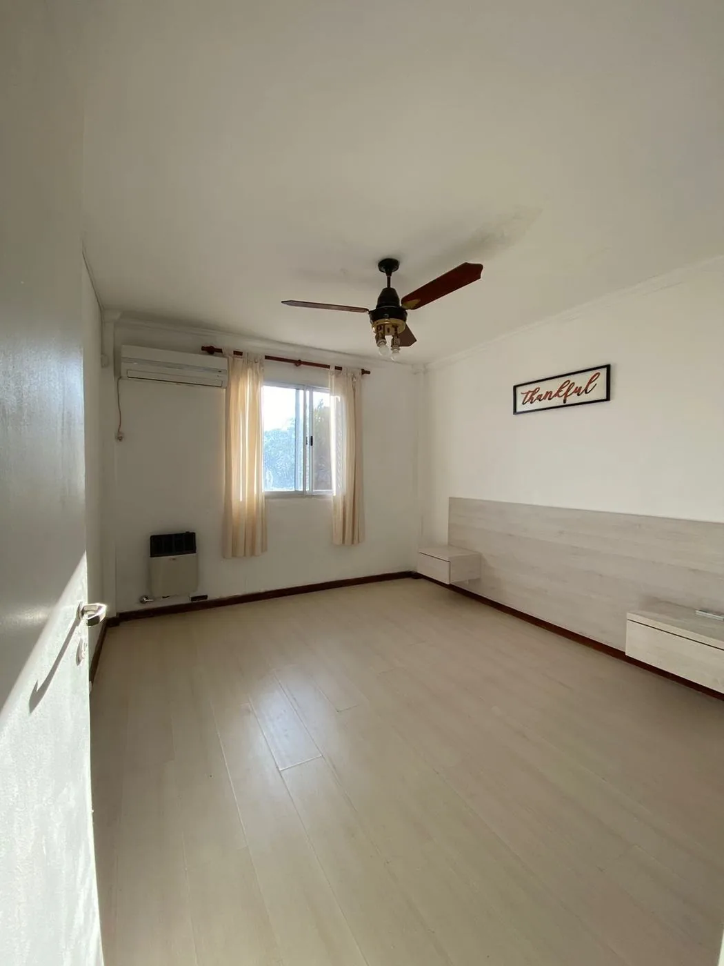 Dormitorio principal, con aire acondicionado, calefactor a gas, ventilador de techo y respaldo con mesas de luz