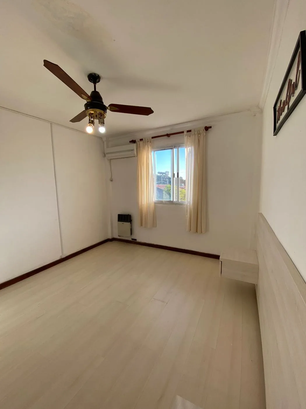 El principal desde el otro lado, con piso flotante y ventana con cortinas