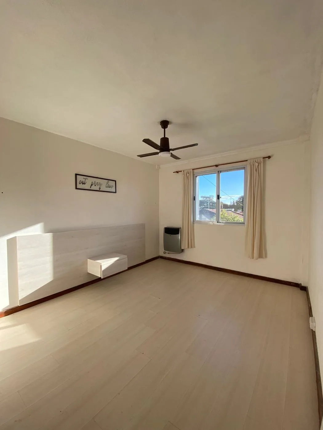Segundo dormitorio, con calefactor a gas, ventilador de techo y respaldo de cama