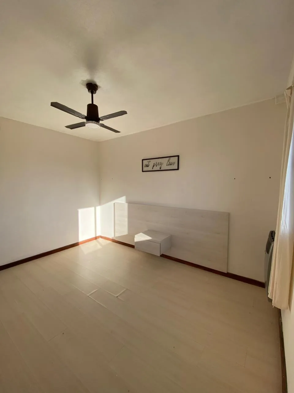 El segundo dormitorio, con piso flotante y buena luz