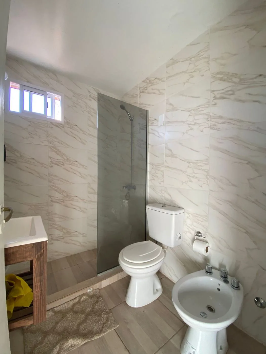 El baño tiene ventana propia, con ventilación e iluminación natural