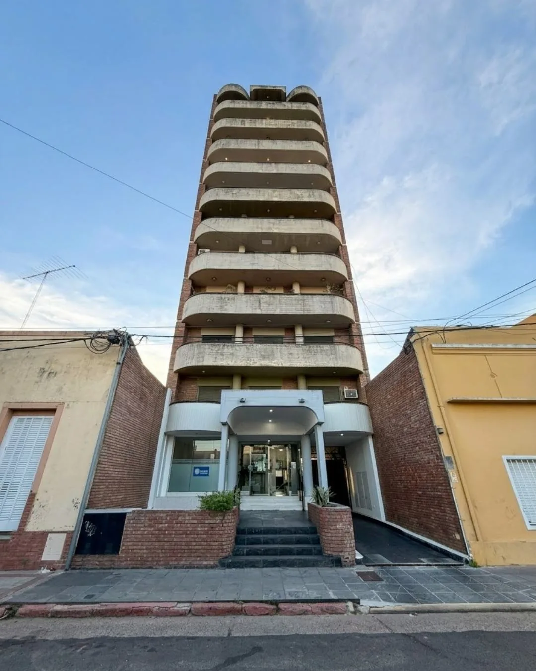 El edificio, de diez pisos, sobre Sarmiento. El piso 9 es el anteúltimo, con los balcones curvos que se ven en toda la fachada