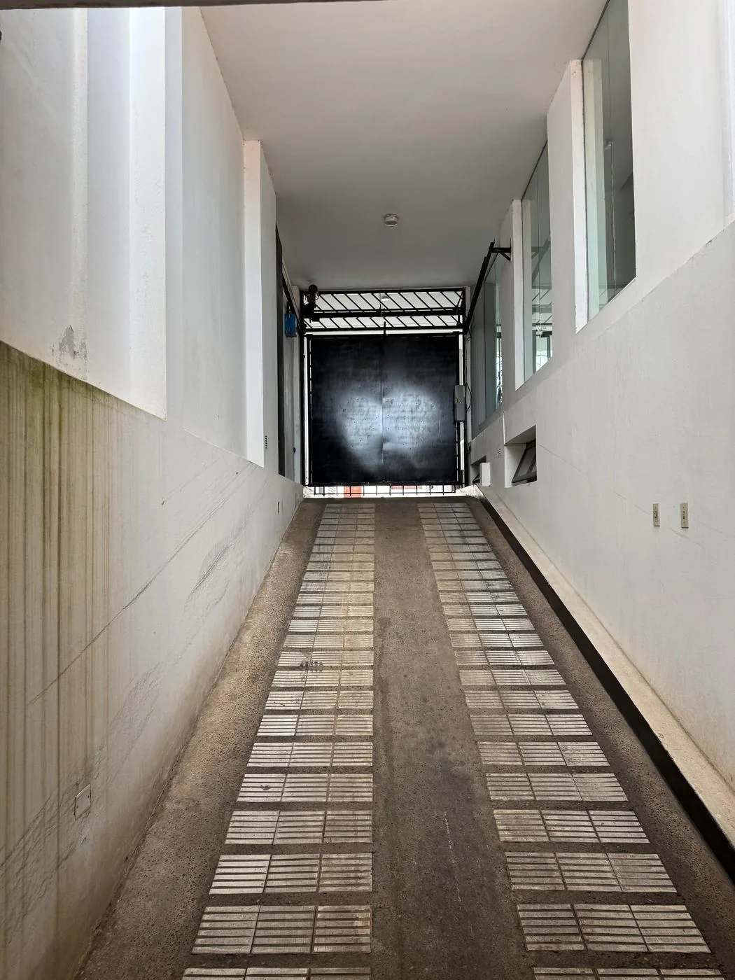 La rampa de acceso al garage cubierto