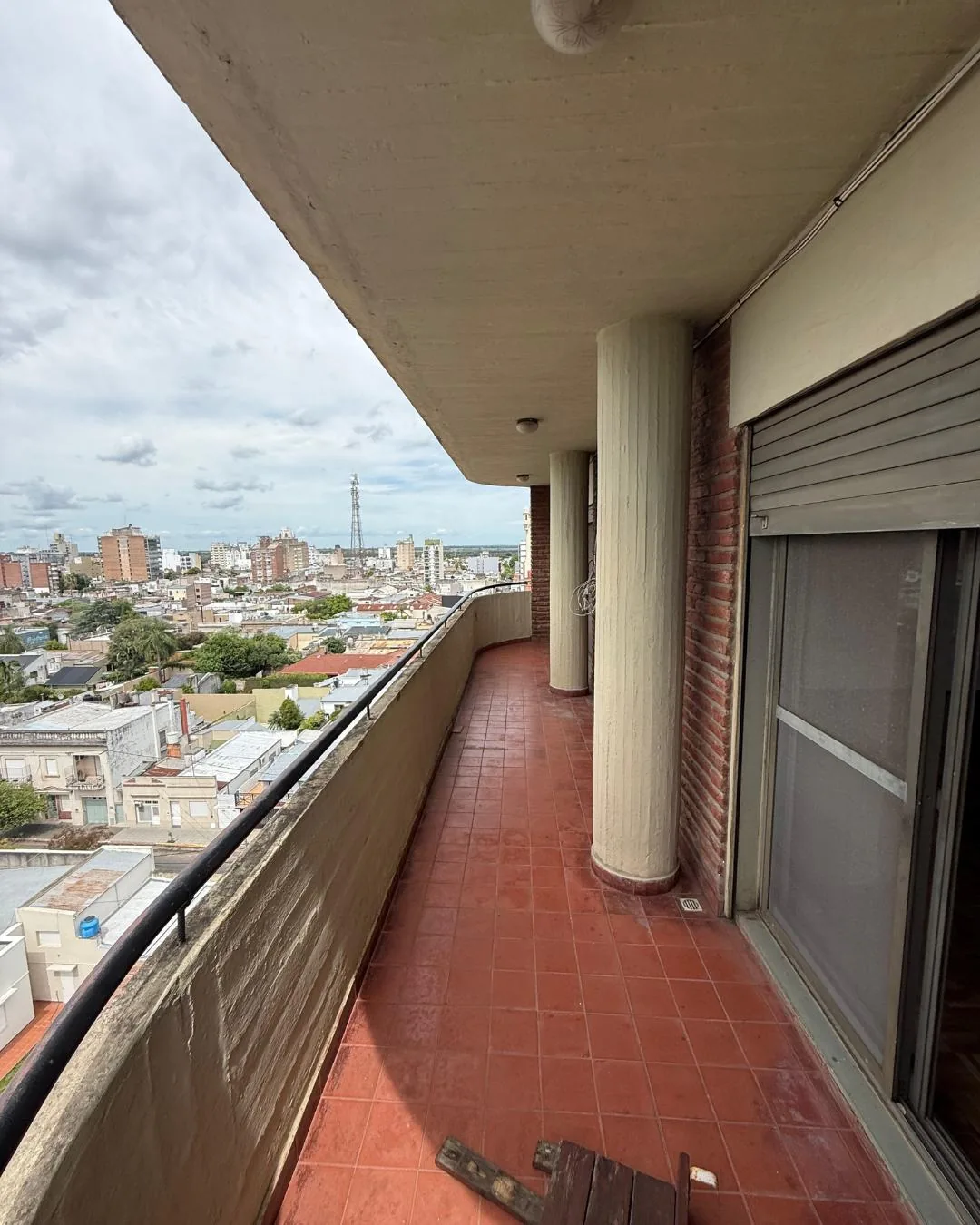 El balcón corrido, con vista abierta sobre la ciudad desde el piso 9