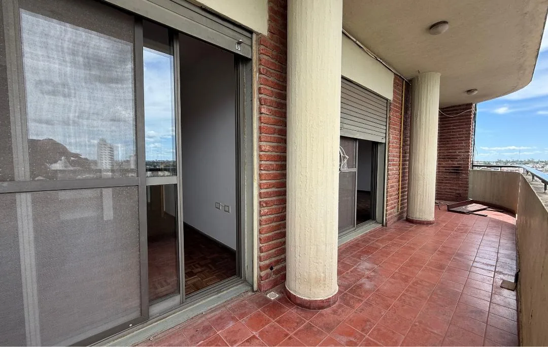 Piso cerámico, columnas y los ventanales del living