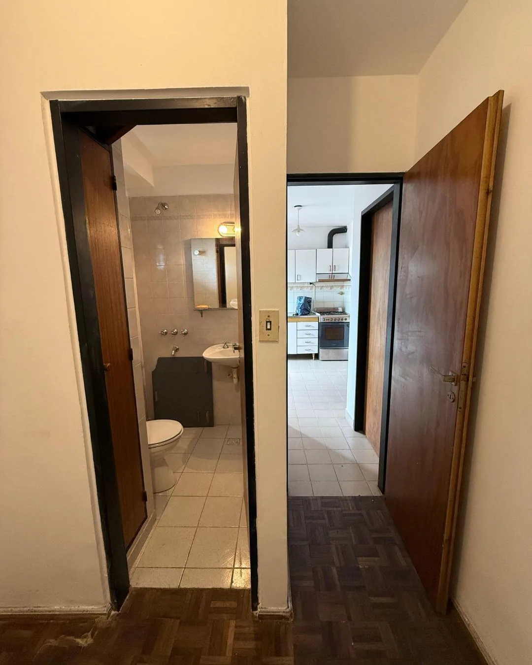 El paso hacia la cocina, con el baño de servicio a la izquierda