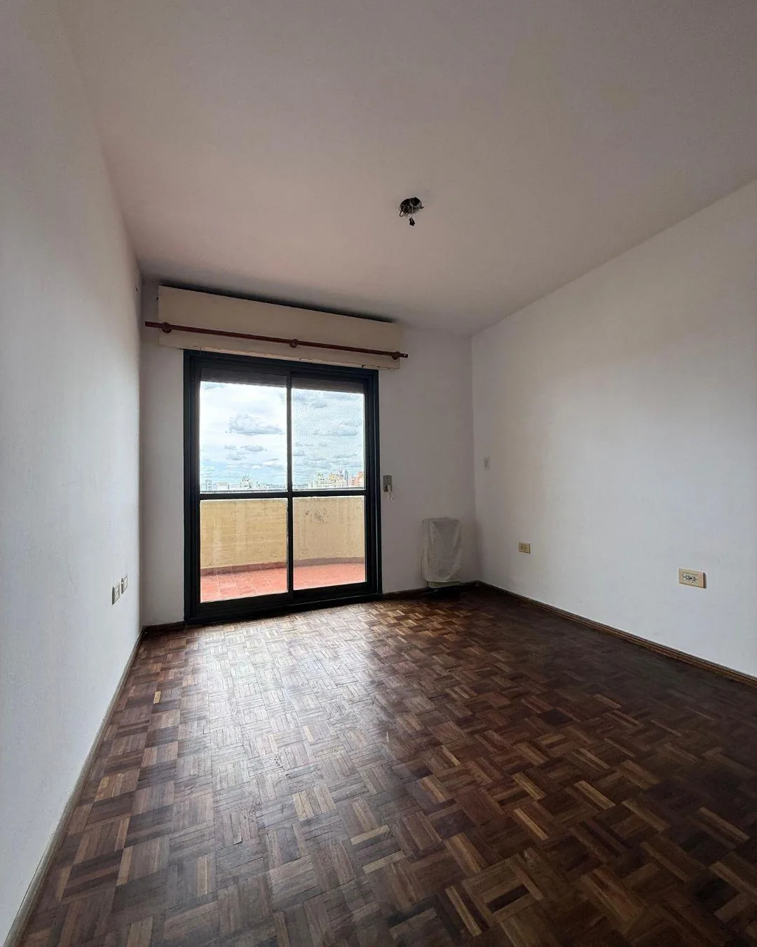 Dormitorio principal, con parquet, calefactor y ventanal corredizo al balcón
