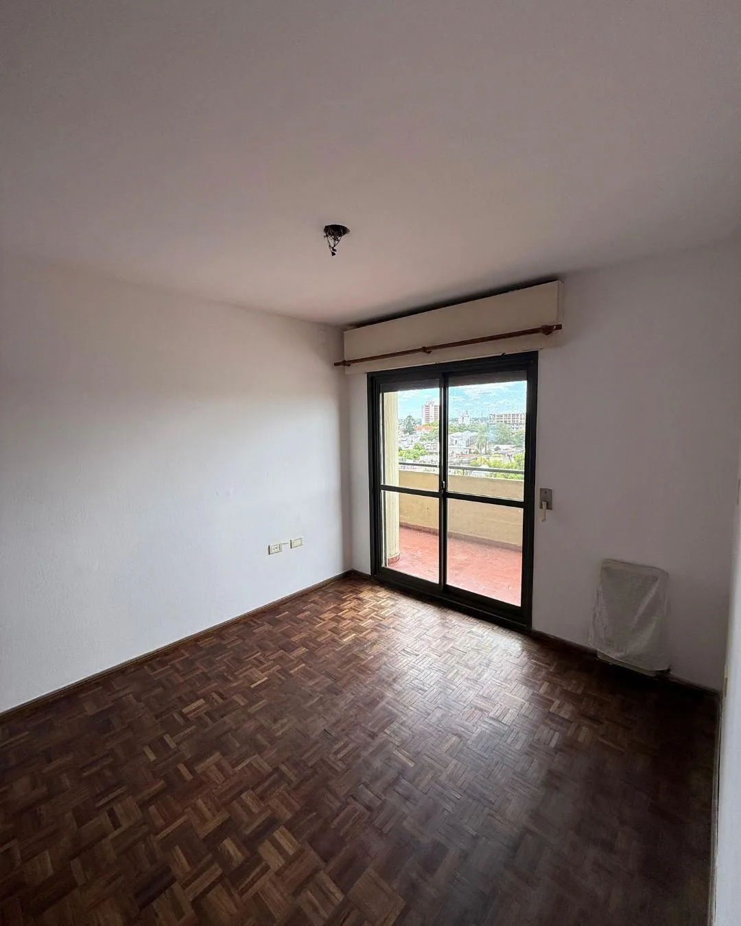 Segundo dormitorio, también con calefactor y salida al balcón