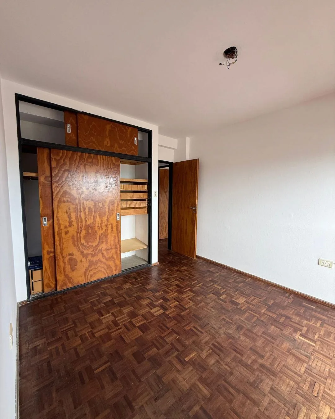 Placard de puertas corredizas de piso a techo, con estantes y baulera superior