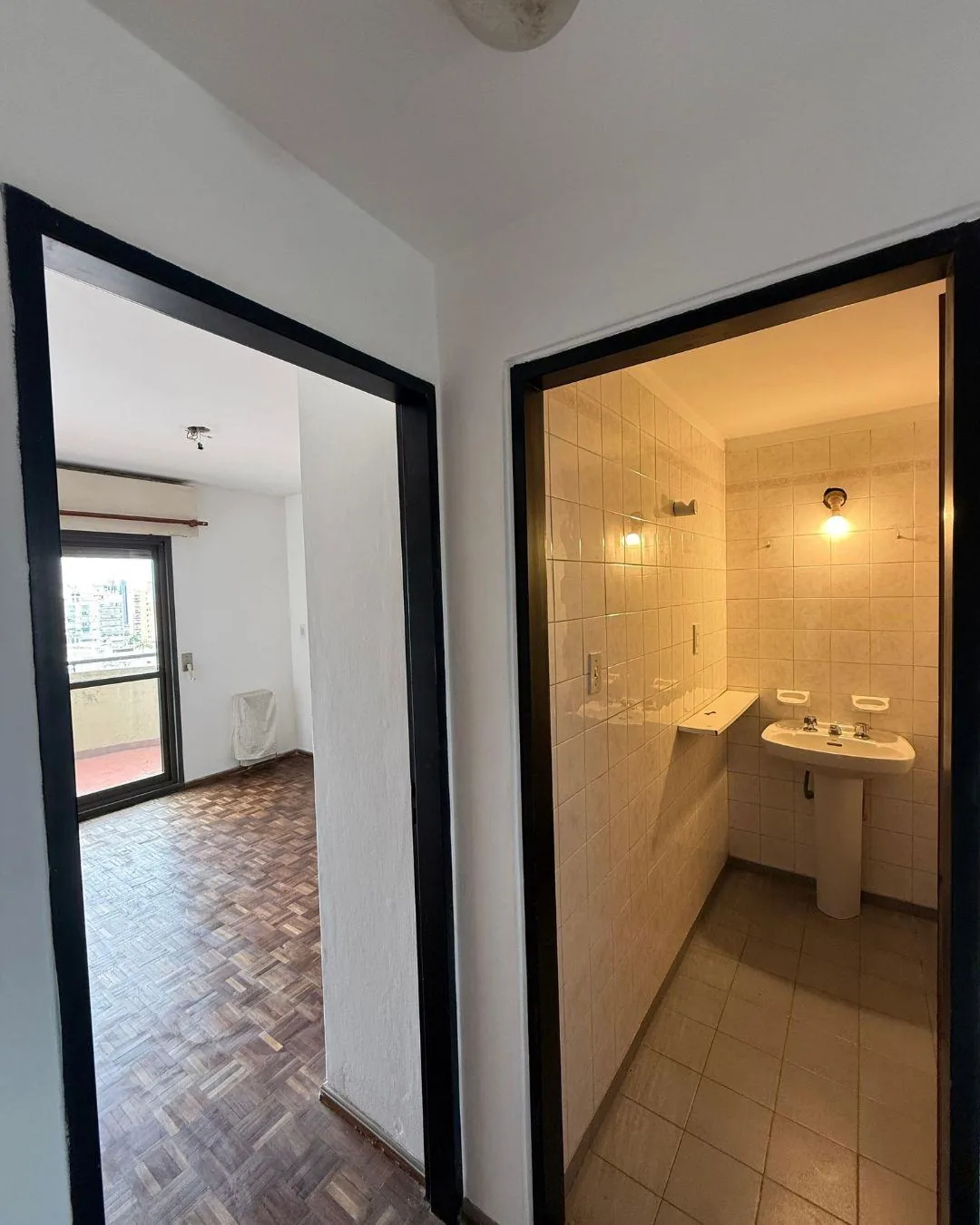 El baño completo, con antebaño, frente al dormitorio