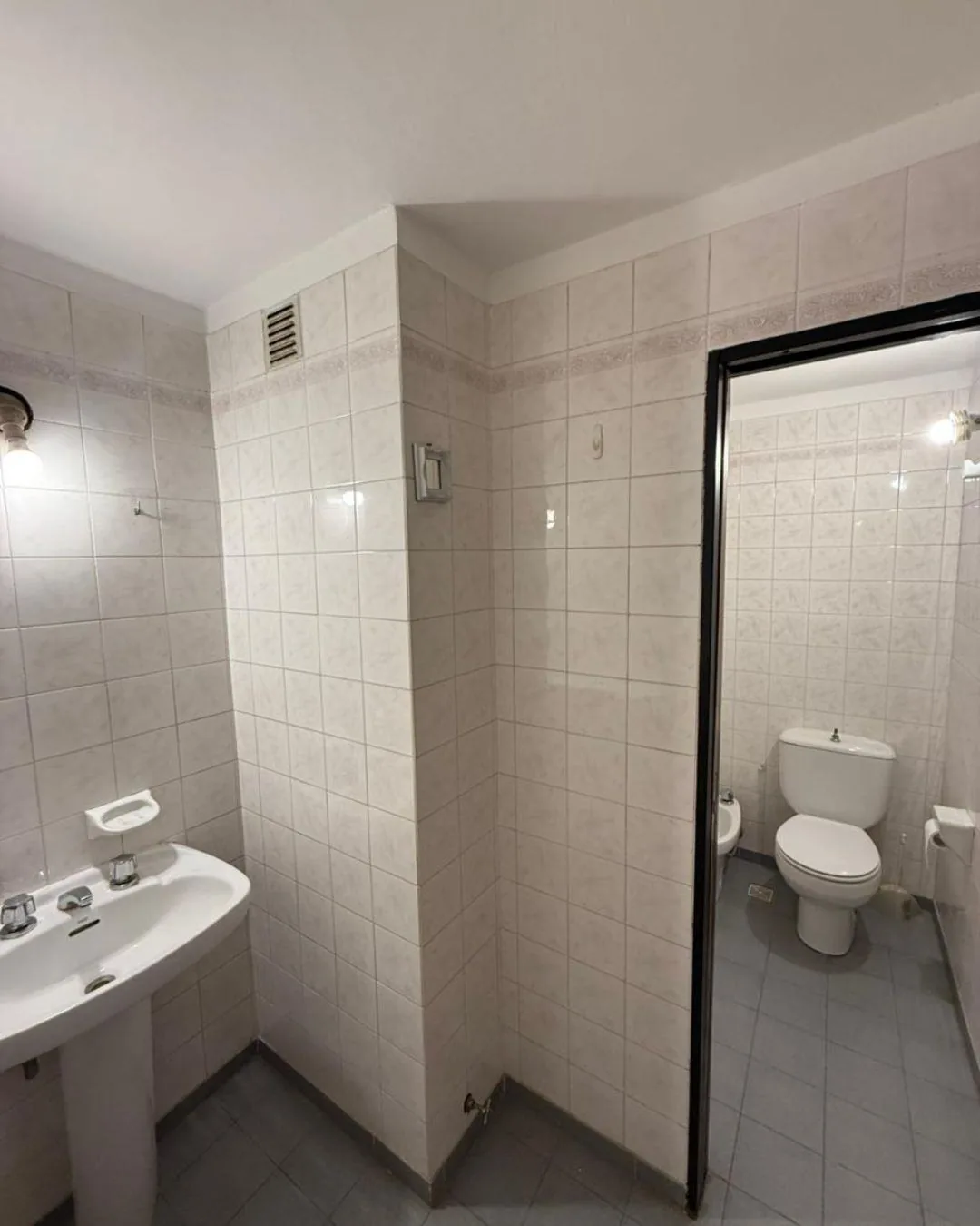 Del antebaño al sector de bañera e inodoro, separados