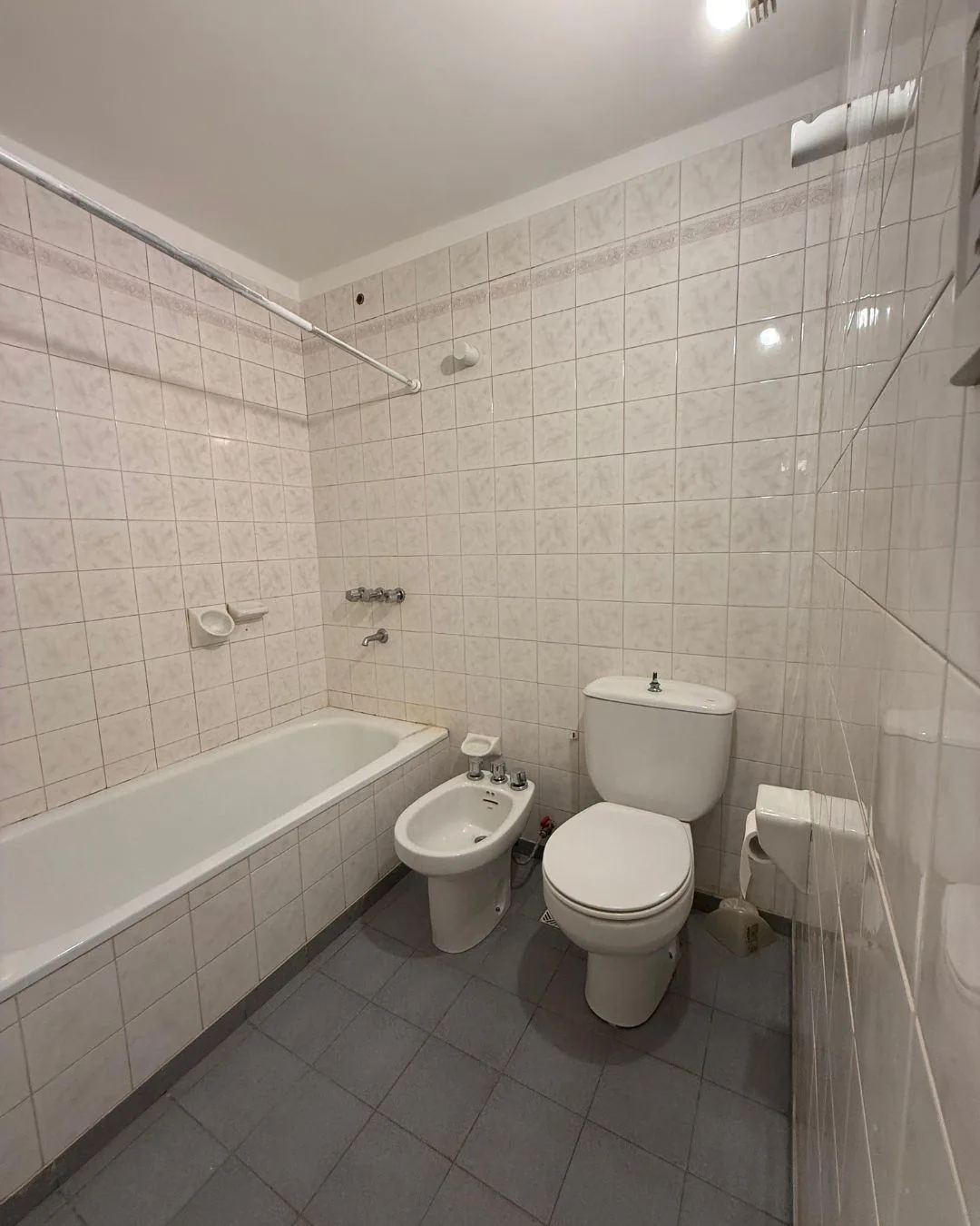 Baño completo: bañera, bidet e inodoro