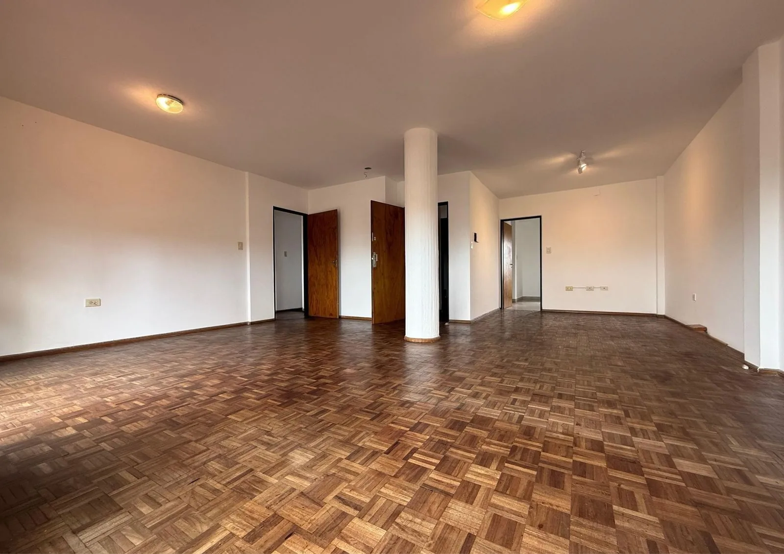 Living comedor de Sarmiento 870, con parquet y columnas
