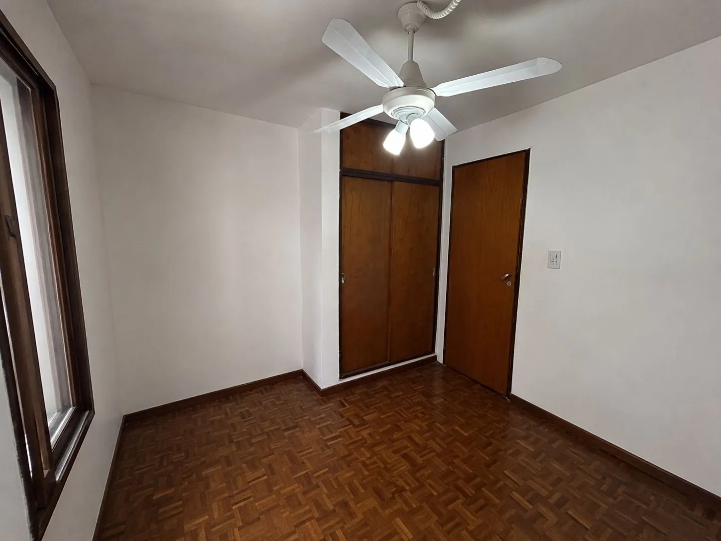 Dormitorio con placard y ventana amplia