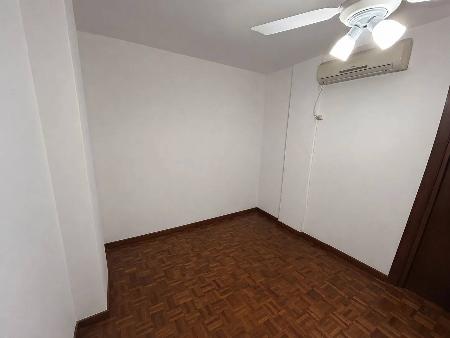 Dormitorio con aire acondicionado