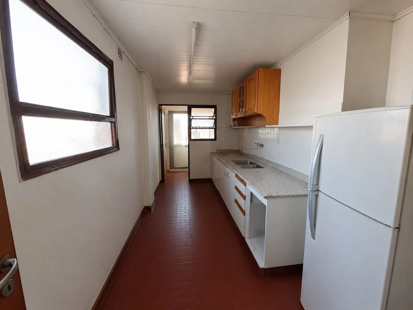 Cocina sectorizada, mesada de granito y bajo mesada