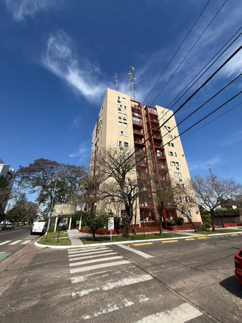 El edificio sobre la esquina de Eva Perón