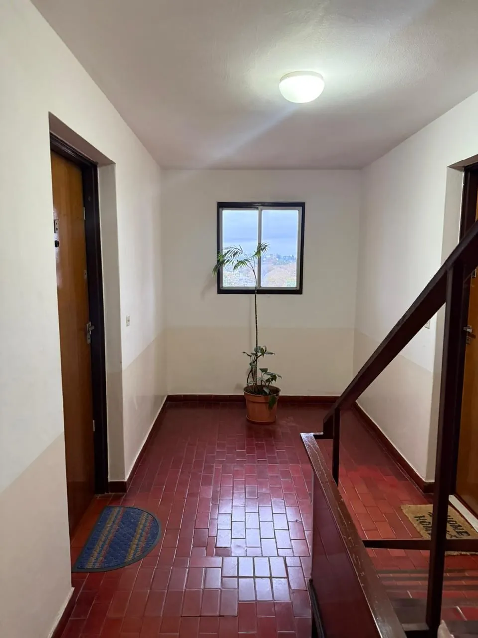 Palier del piso, con luz natural
