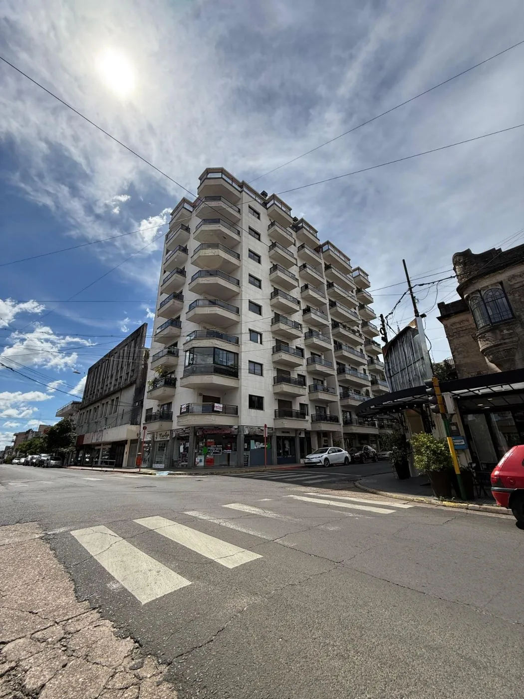El edificio, en la esquina de Urquiza y Catamarca, con balcones al frente y locales en planta baja