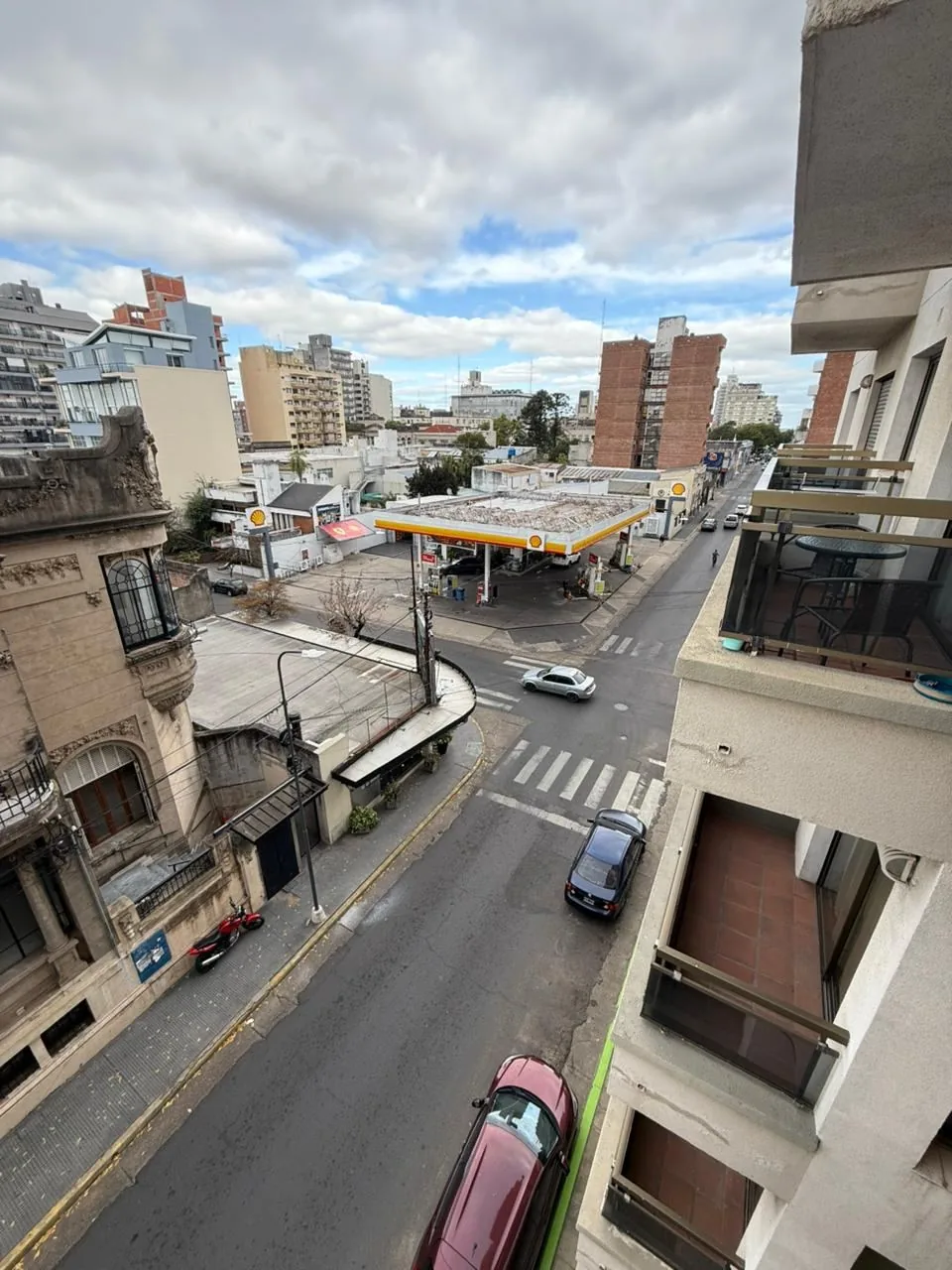 La vista desde el piso 4 sobre la esquina de Urquiza y Catamarca
