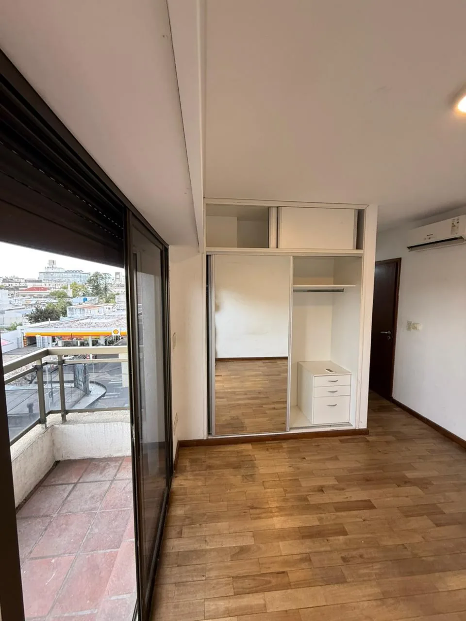 La suite desde el balcón, con el placard de cuatro cuerpos y cajonera