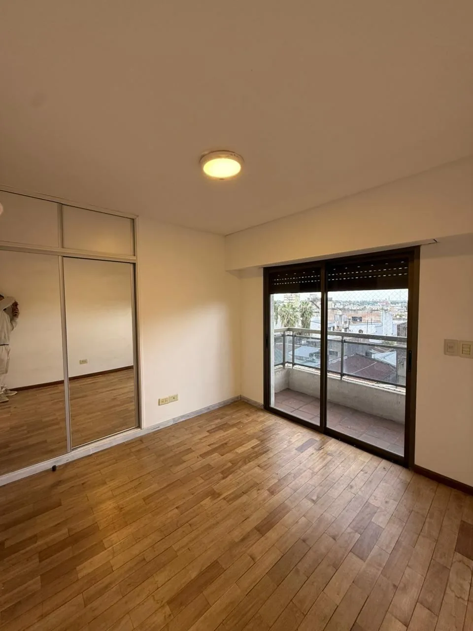 Segundo dormitorio, con placard espejado y salida al balcón del frente