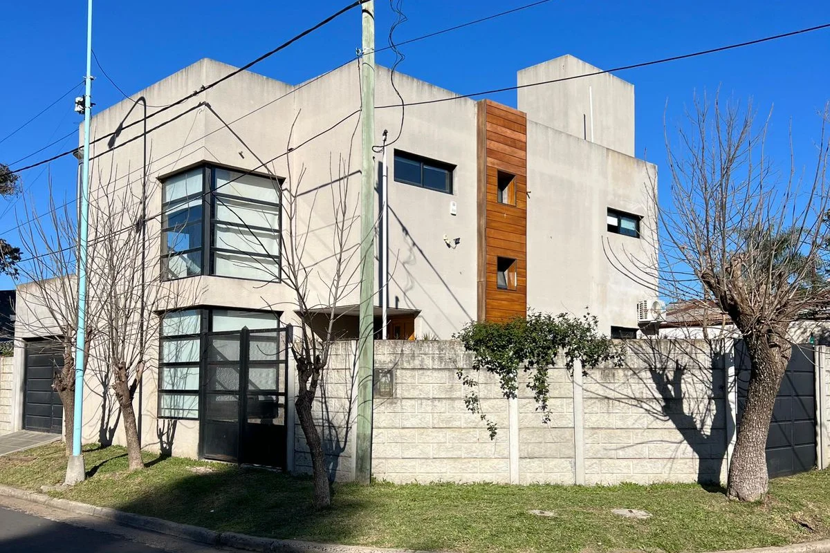 Frente de la casa de Pellegrini y San Carlos, vendida